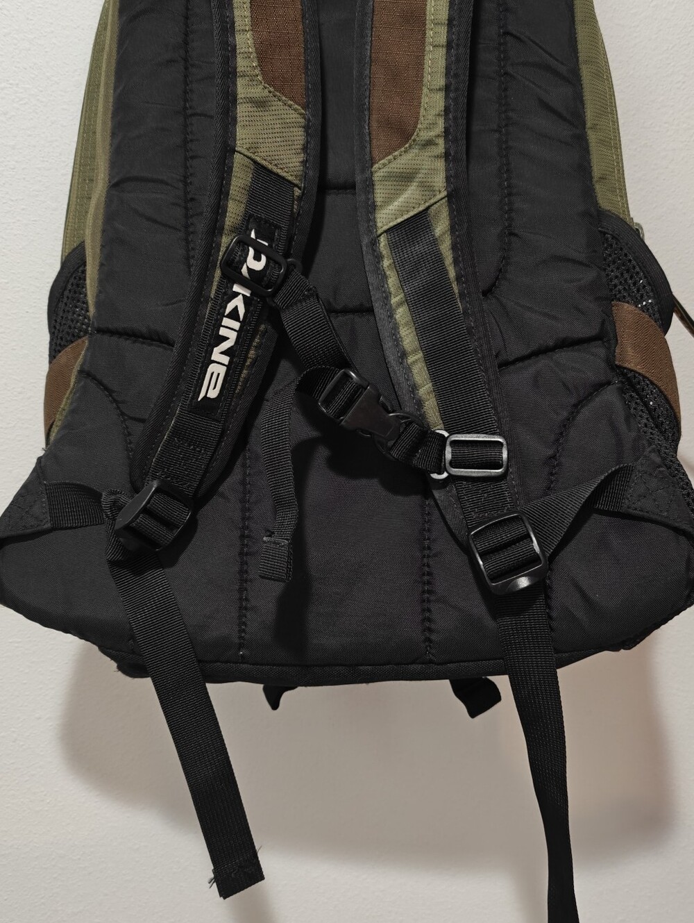 Dakine Duel Backpack Army Green Gorpcore Hiking Loaded Pockets - Picture 3 of 6